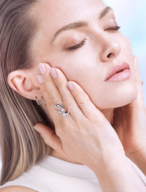 Model Amanda Seyfried applying a product