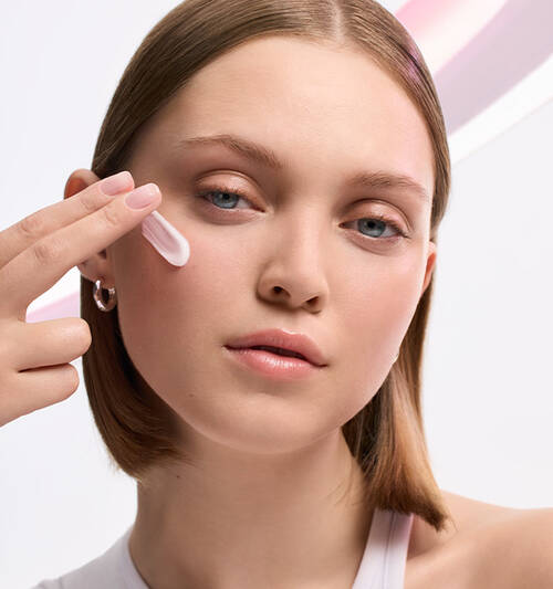 Model applying Absolue Face Cream