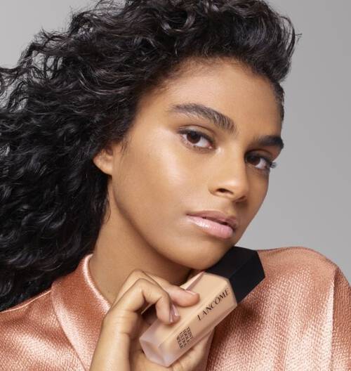 Model posing with Teint Idole Ultra Wear Foundation